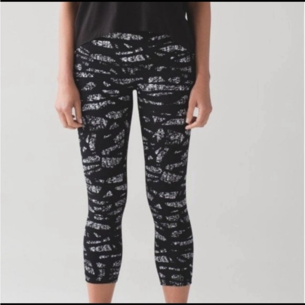 LULULEMON Wunder under high rise crop leggings black white sz 6 WP261